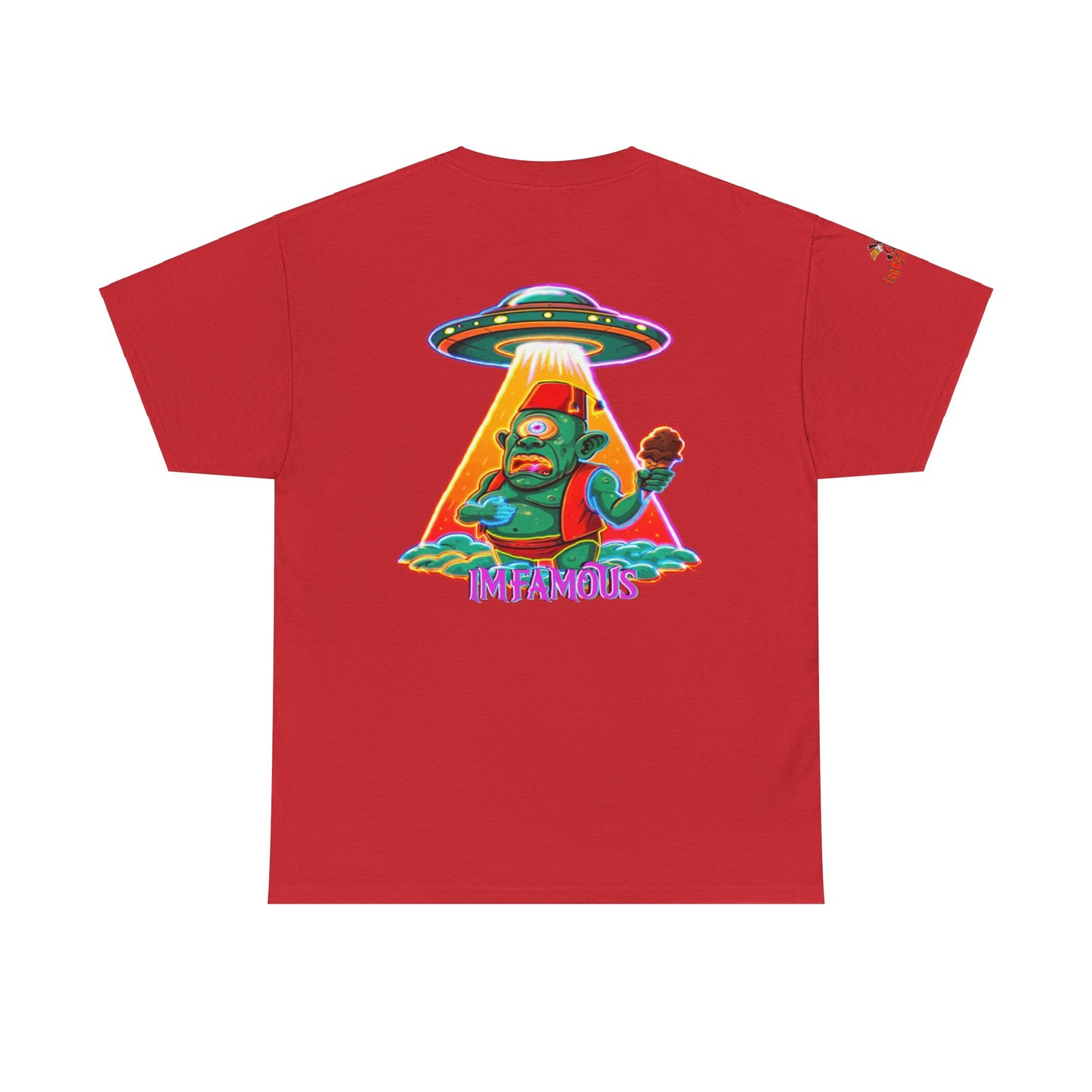 Camiseta gráfica con diseño de cíclope comiendo helado y extraterrestres