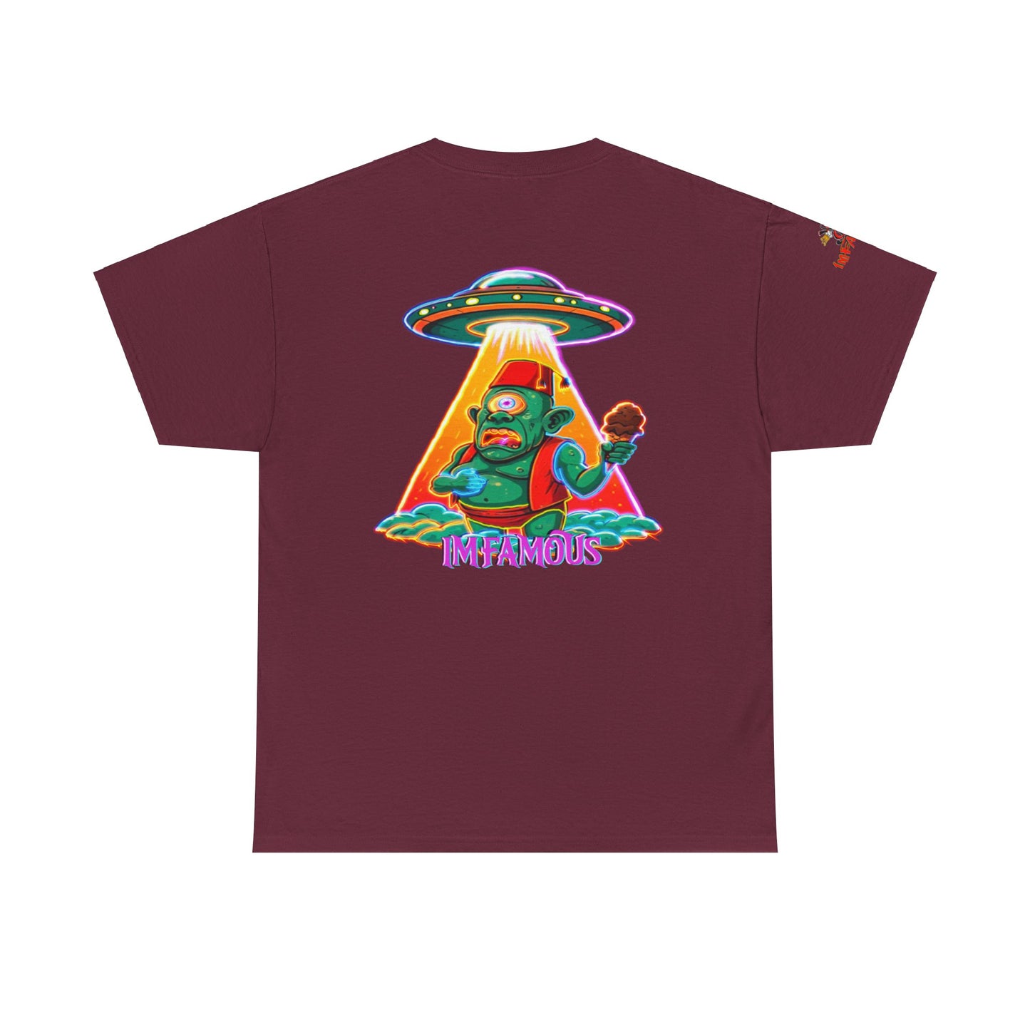 Camiseta gráfica con diseño de cíclope comiendo helado y extraterrestres