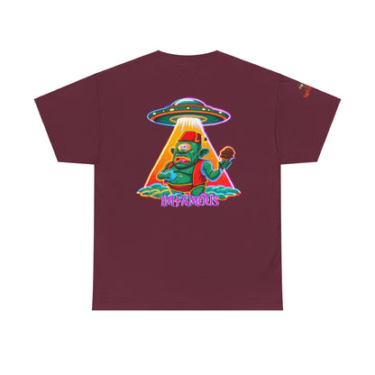 Camiseta gráfica con diseño de cíclope comiendo helado y extraterrestres