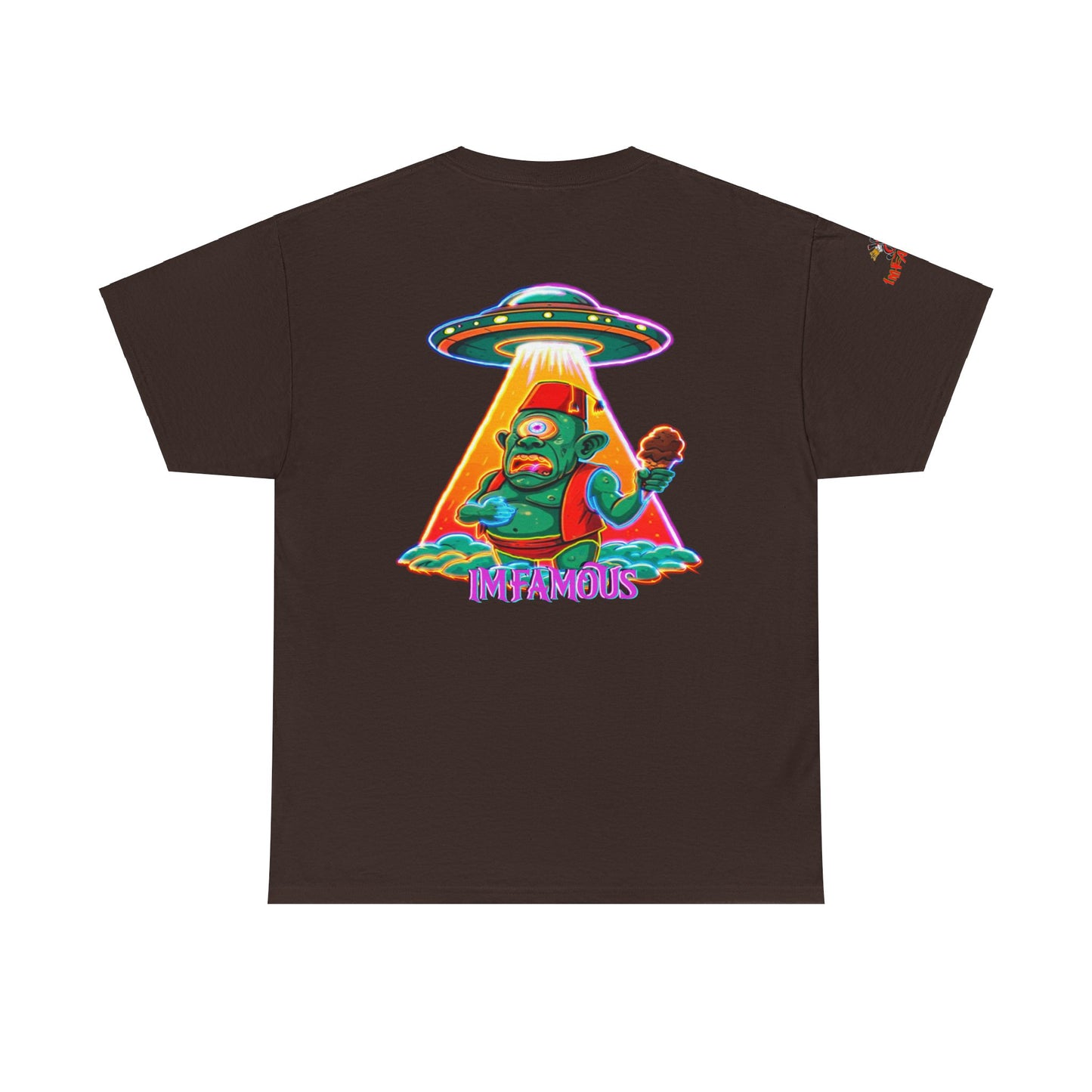 Camiseta gráfica con diseño de cíclope comiendo helado y extraterrestres