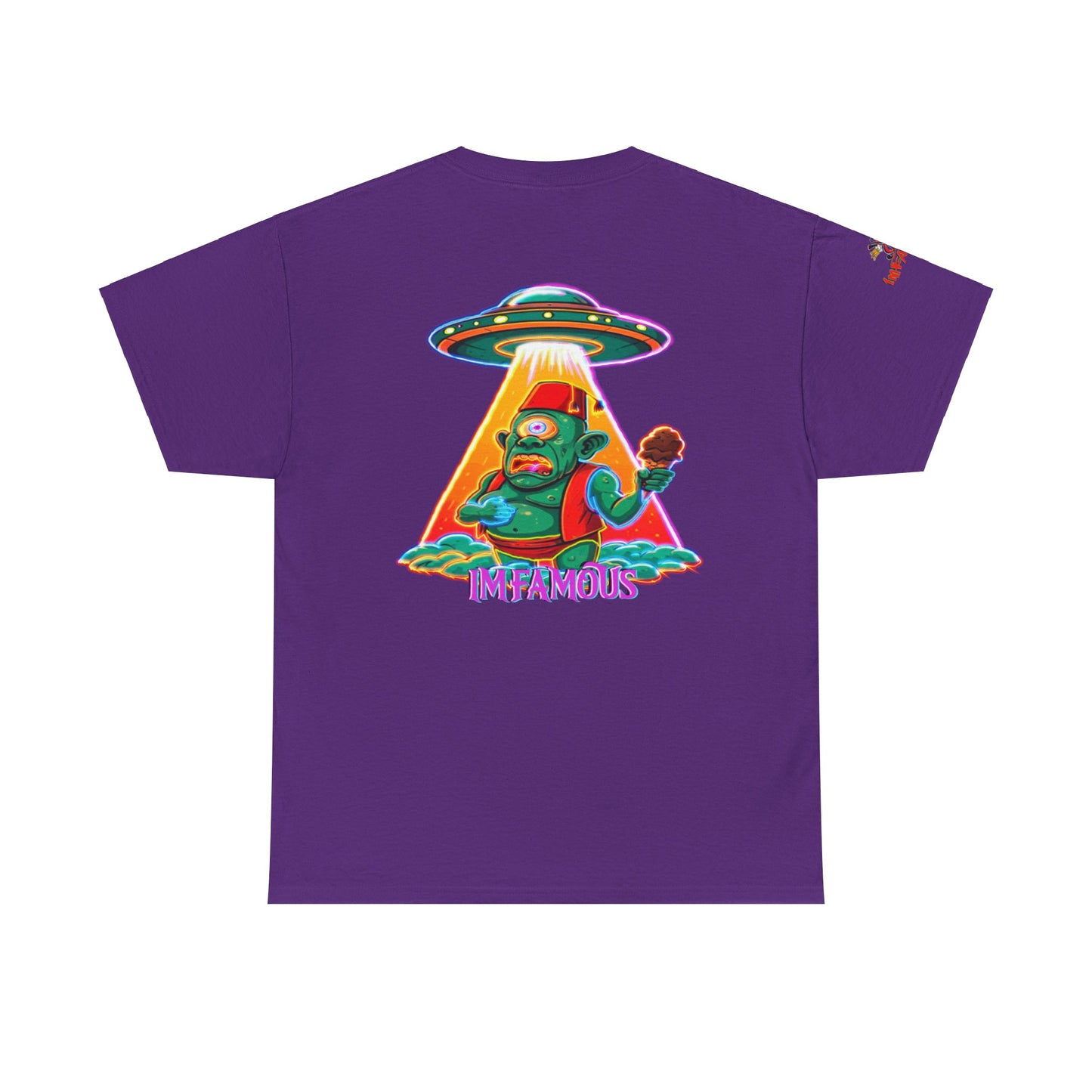 Camiseta gráfica con diseño de cíclope comiendo helado y extraterrestres