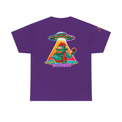 Camiseta gráfica con diseño de cíclope comiendo helado y extraterrestres