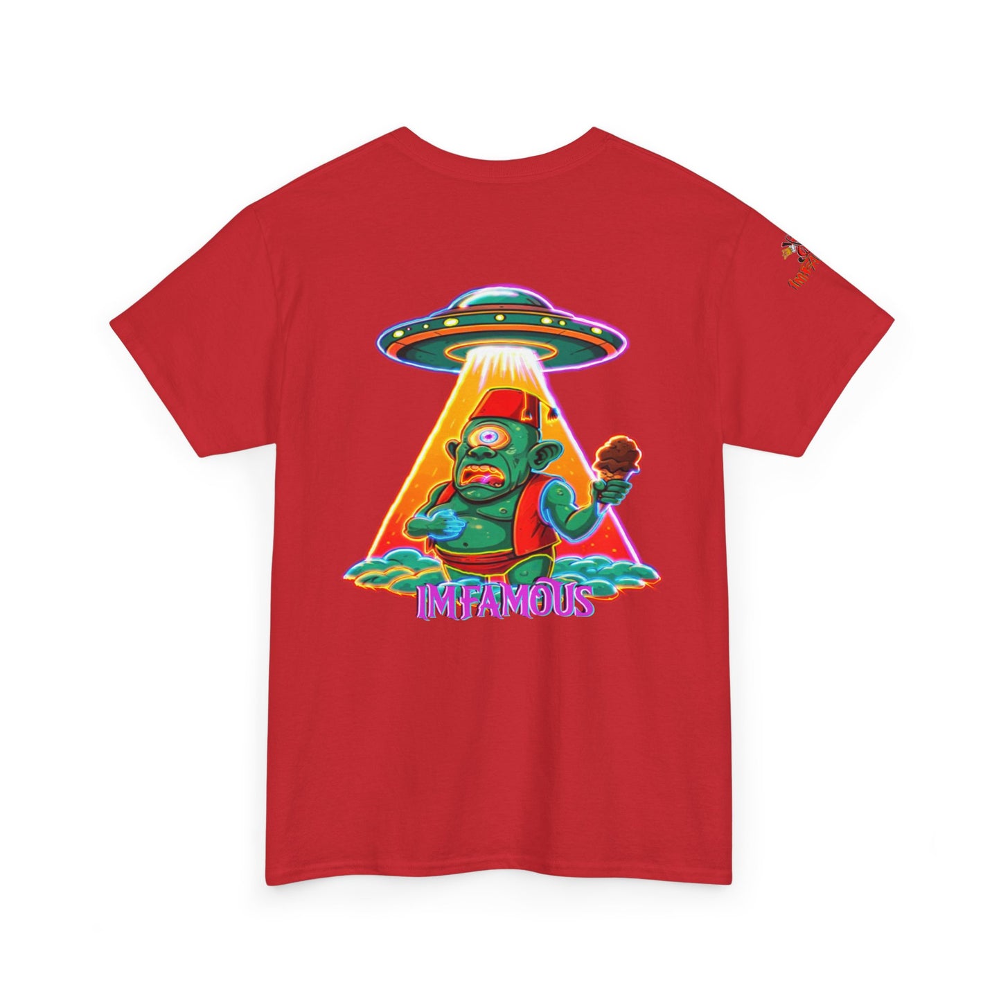 Camiseta gráfica con diseño de cíclope comiendo helado y extraterrestres