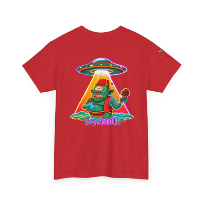 Camiseta gráfica con diseño de cíclope comiendo helado y extraterrestres