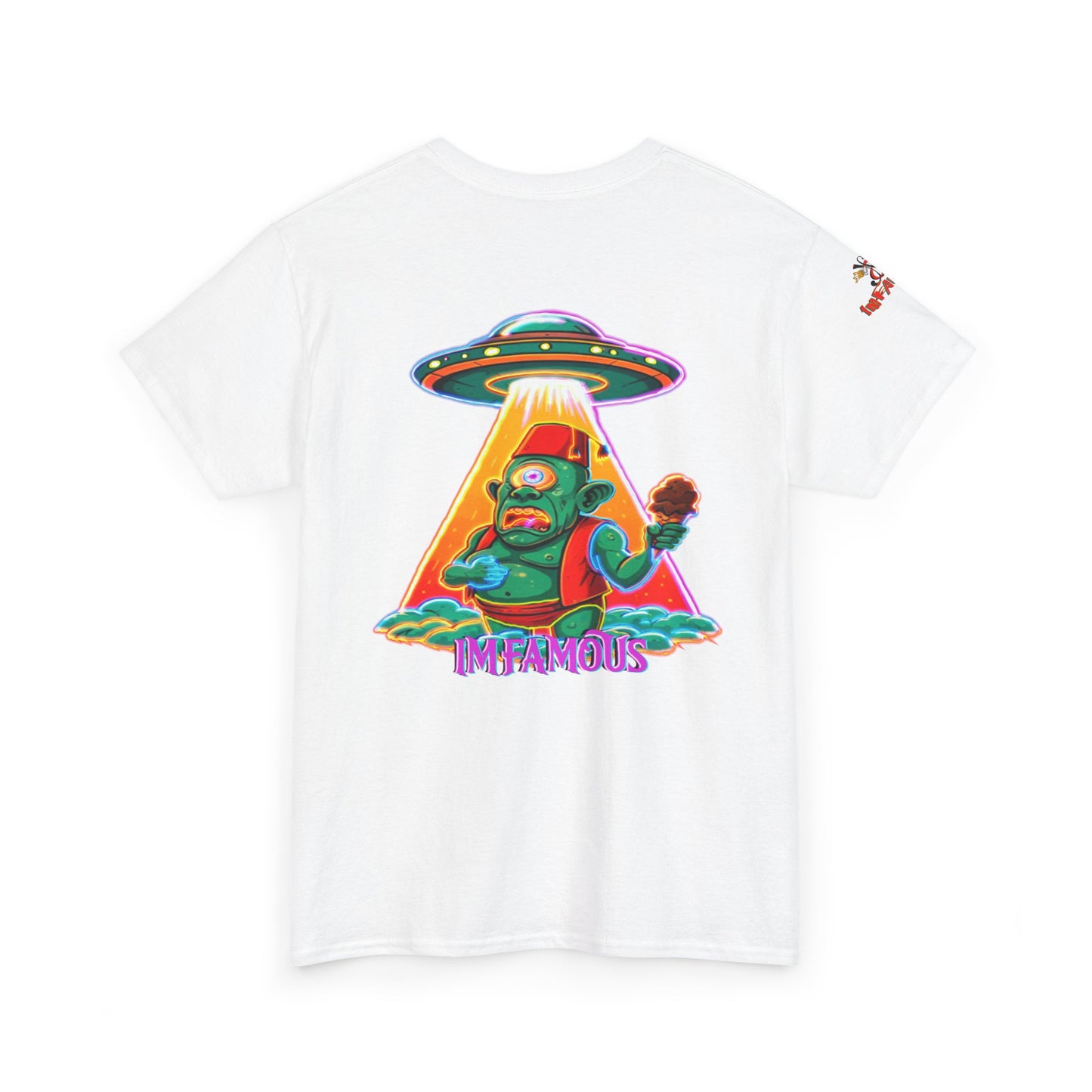 Camiseta gráfica con diseño de cíclope comiendo helado y extraterrestres