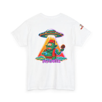 Camiseta gráfica con diseño de cíclope comiendo helado y extraterrestres