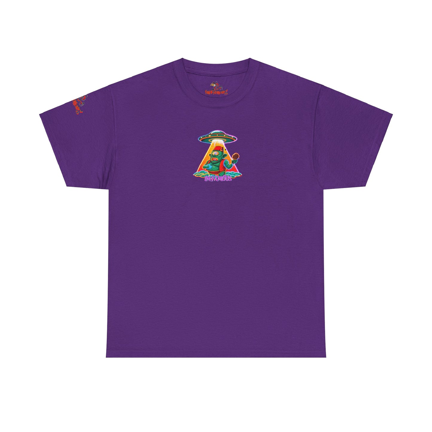 Camiseta gráfica con diseño de cíclope comiendo helado y extraterrestres