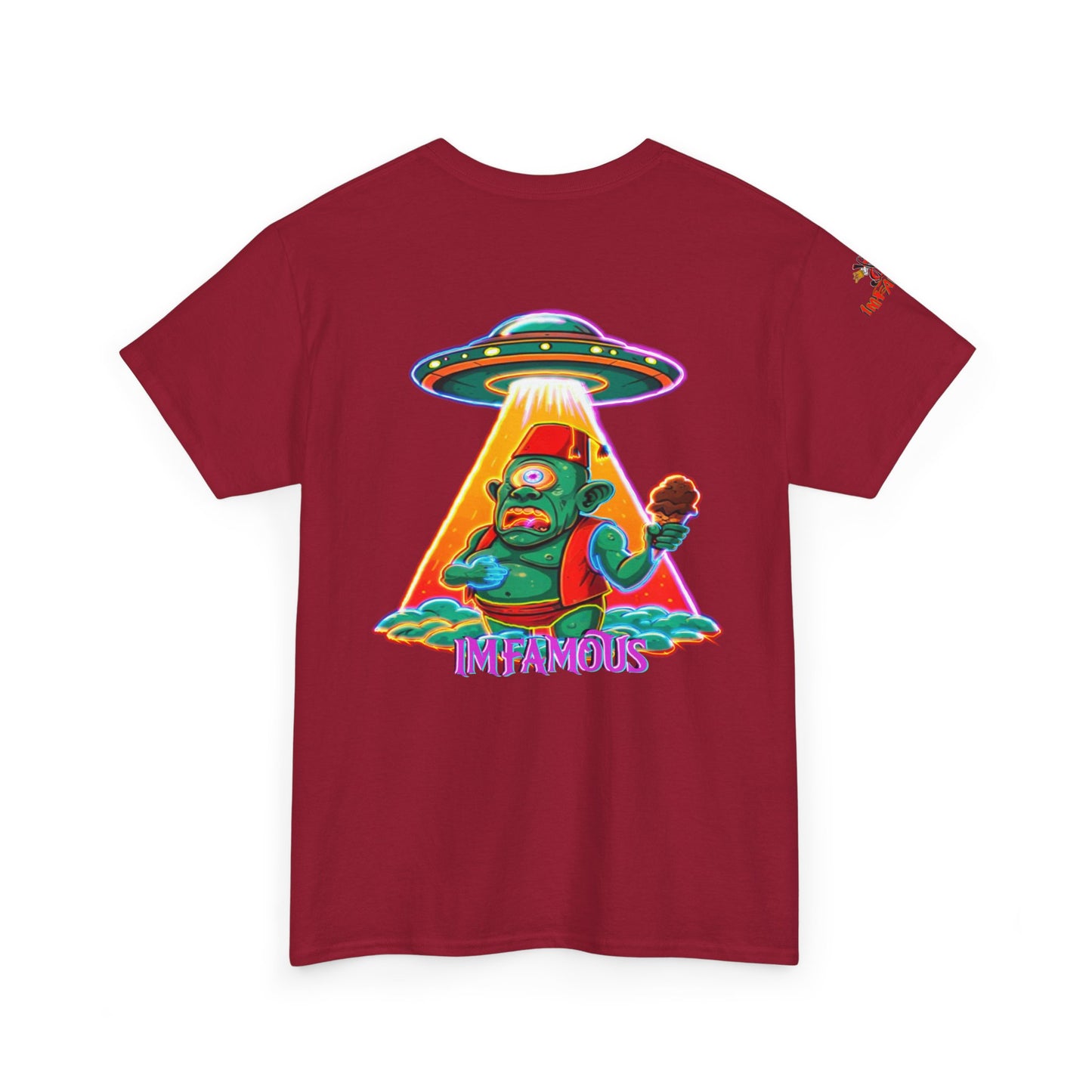 Camiseta gráfica con diseño de cíclope comiendo helado y extraterrestres