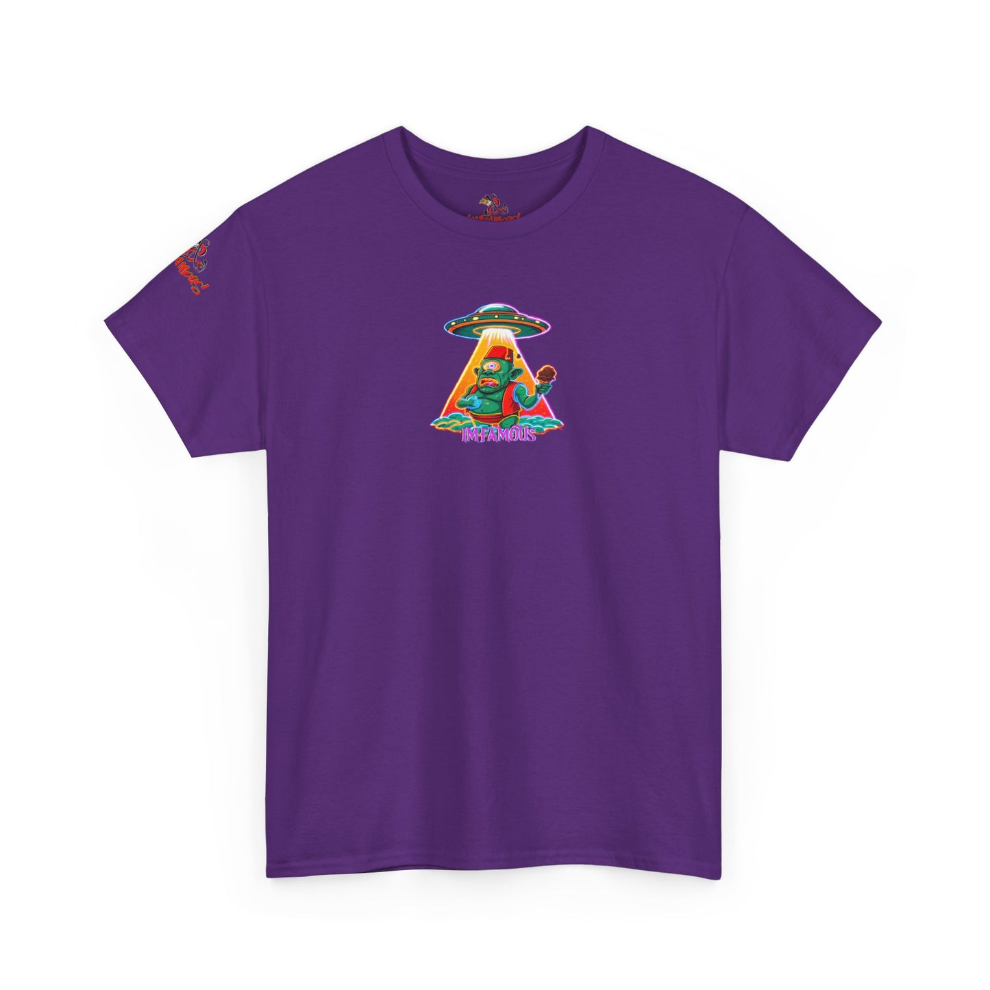 Camiseta gráfica con diseño de cíclope comiendo helado y extraterrestres