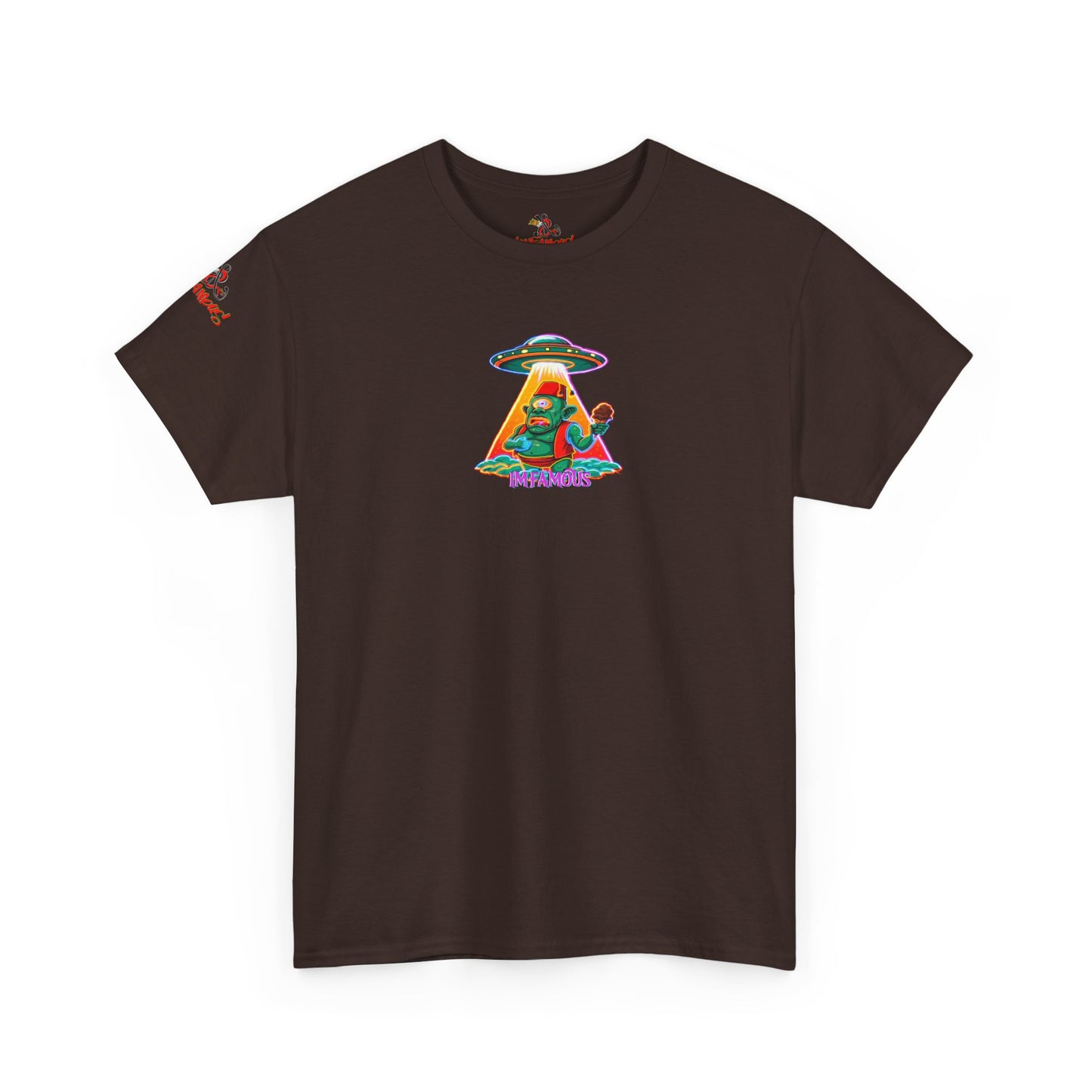 Camiseta gráfica con diseño de cíclope comiendo helado y extraterrestres