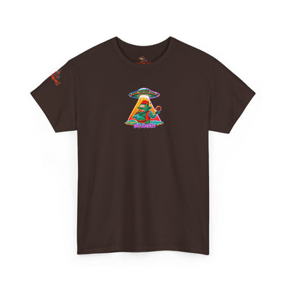 Camiseta gráfica con diseño de cíclope comiendo helado y extraterrestres