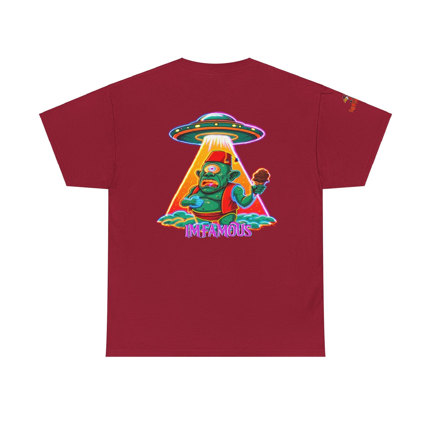 Camiseta gráfica con diseño de cíclope comiendo helado y extraterrestres