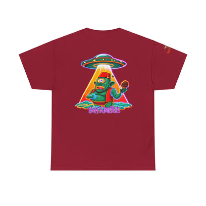 Camiseta gráfica con diseño de cíclope comiendo helado y extraterrestres