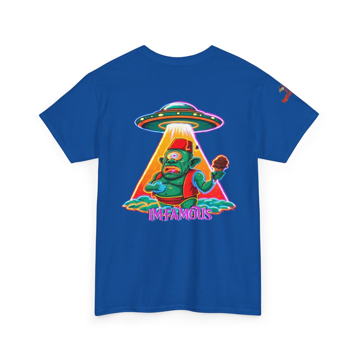 Camiseta gráfica con diseño de cíclope comiendo helado y extraterrestres