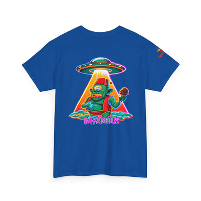 Camiseta gráfica con diseño de cíclope comiendo helado y extraterrestres