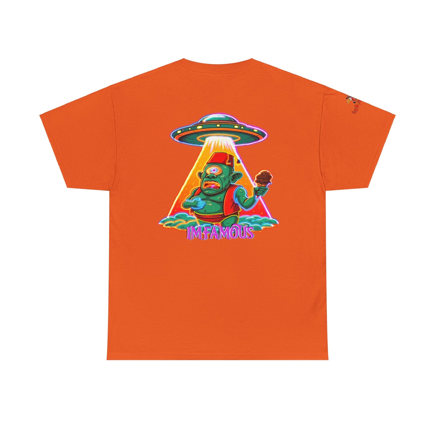 Camiseta gráfica con diseño de cíclope comiendo helado y extraterrestres