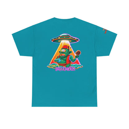 Camiseta gráfica con diseño de cíclope comiendo helado y extraterrestres