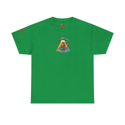 Camiseta gráfica con diseño de cíclope comiendo helado y extraterrestres