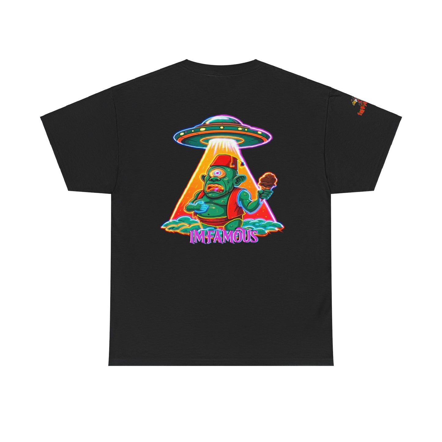 Camiseta gráfica con diseño de cíclope comiendo helado y extraterrestres