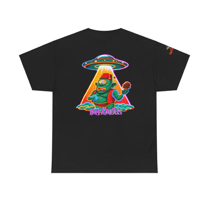Camiseta gráfica con diseño de cíclope comiendo helado y extraterrestres