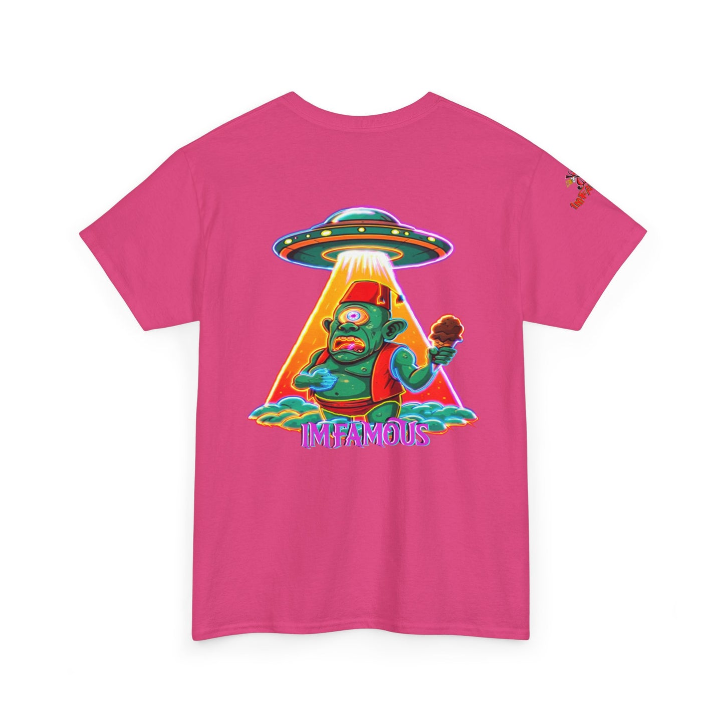 Camiseta gráfica con diseño de cíclope comiendo helado y extraterrestres