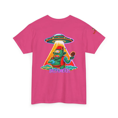 Camiseta gráfica con diseño de cíclope comiendo helado y extraterrestres