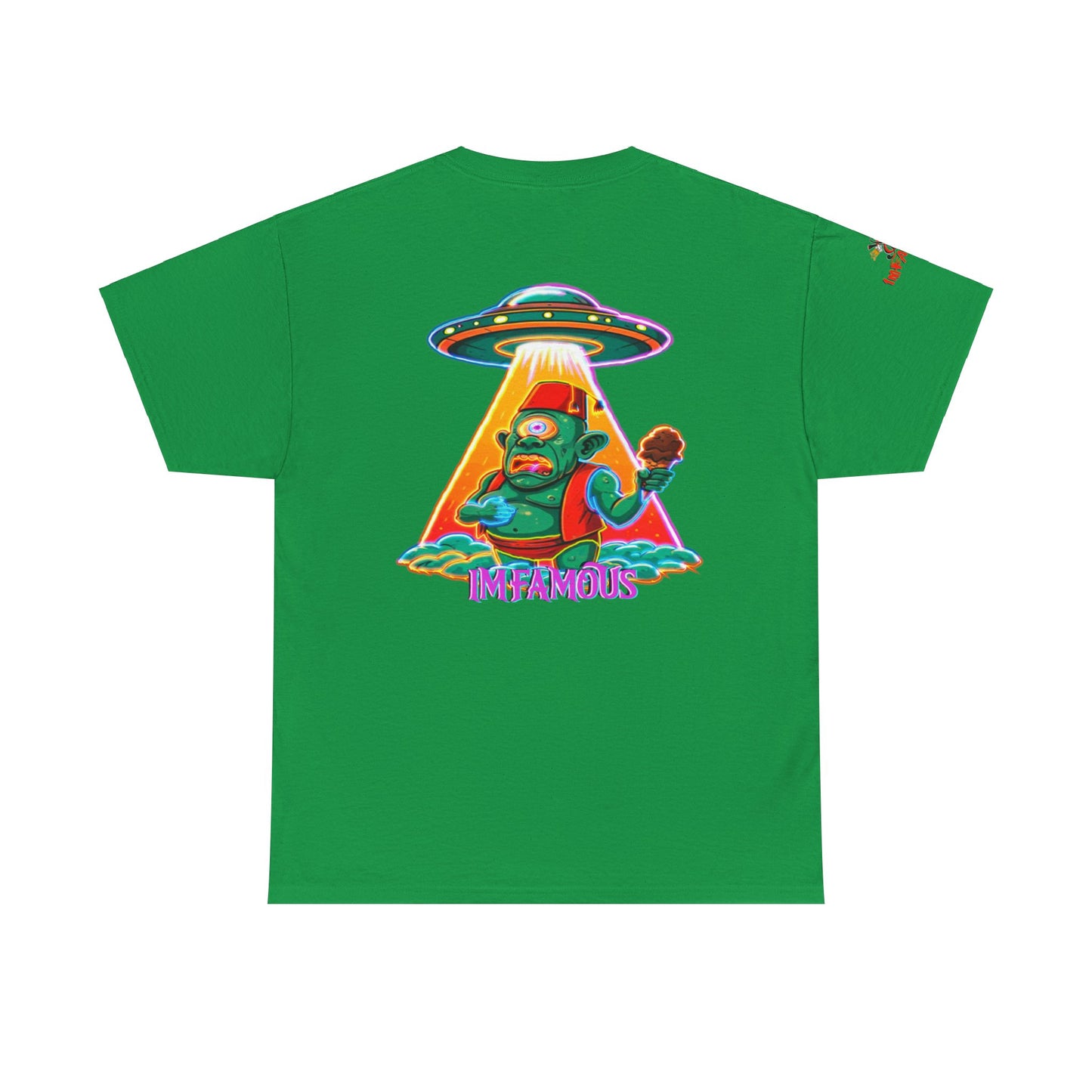 Camiseta gráfica con diseño de cíclope comiendo helado y extraterrestres