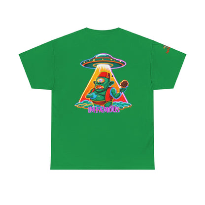 Camiseta gráfica con diseño de cíclope comiendo helado y extraterrestres