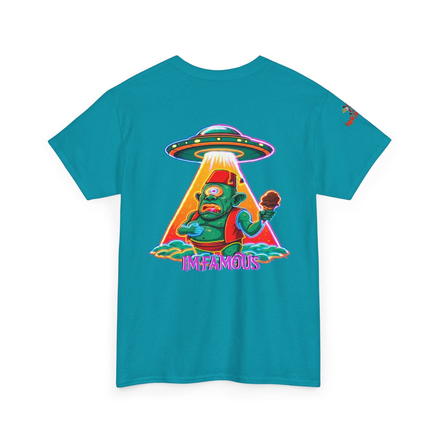 Camiseta gráfica con diseño de cíclope comiendo helado y extraterrestres