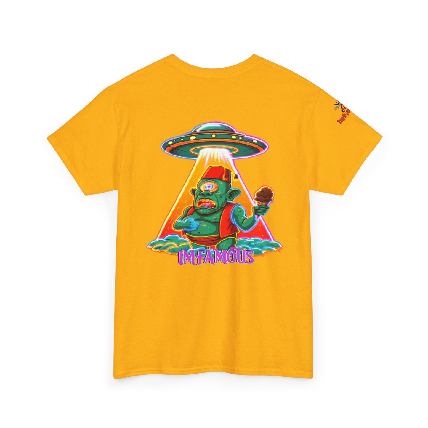 Camiseta gráfica con diseño de cíclope comiendo helado y extraterrestres