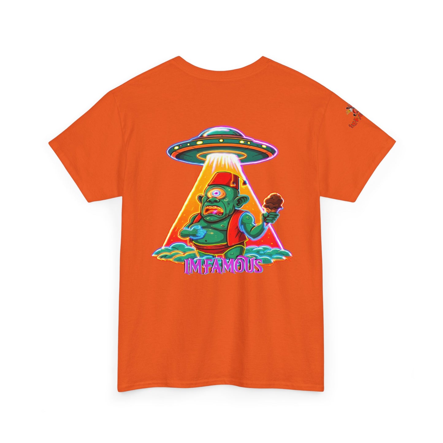 Camiseta gráfica con diseño de cíclope comiendo helado y extraterrestres