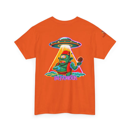 Camiseta gráfica con diseño de cíclope comiendo helado y extraterrestres