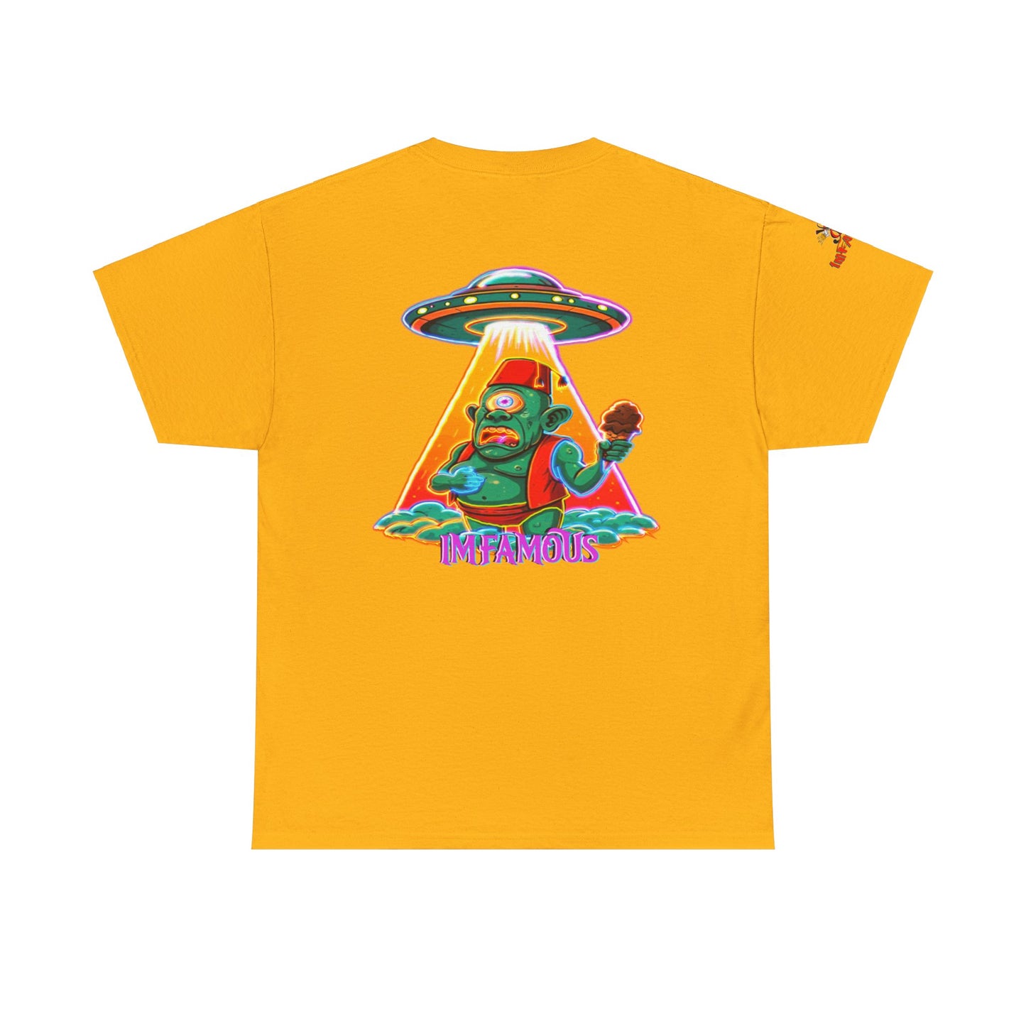 Camiseta gráfica con diseño de cíclope comiendo helado y extraterrestres