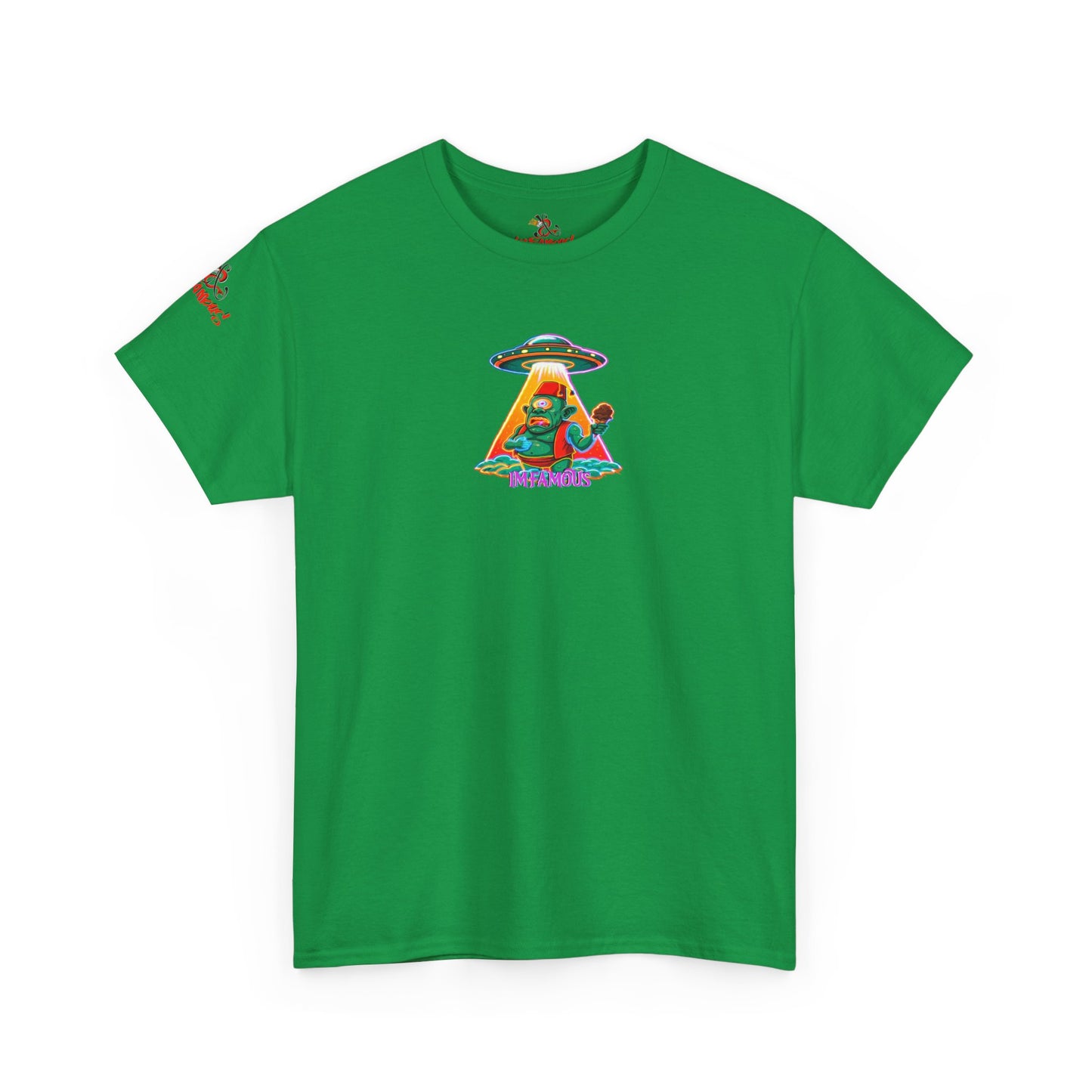 Camiseta gráfica con diseño de cíclope comiendo helado y extraterrestres
