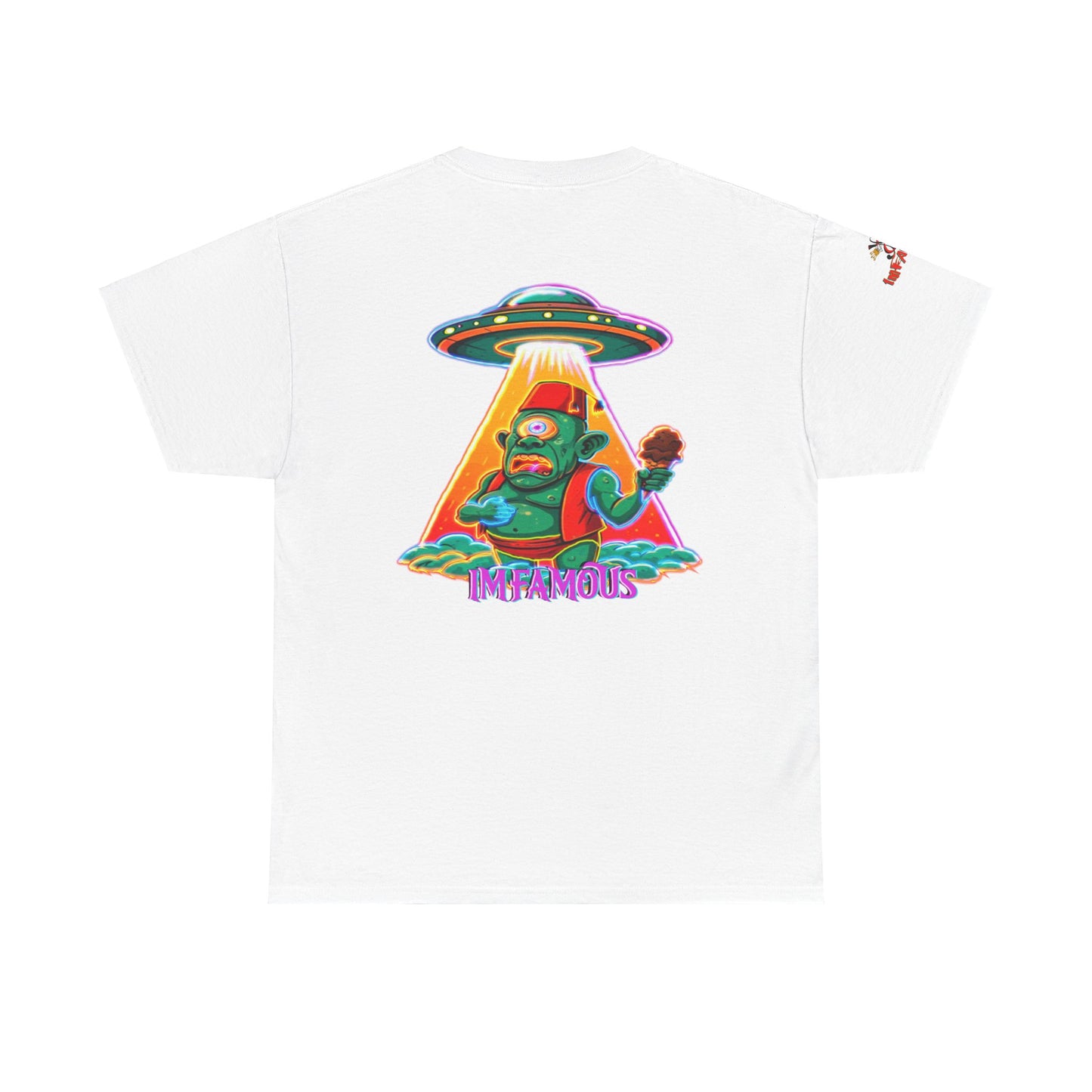 Camiseta gráfica con diseño de cíclope comiendo helado y extraterrestres