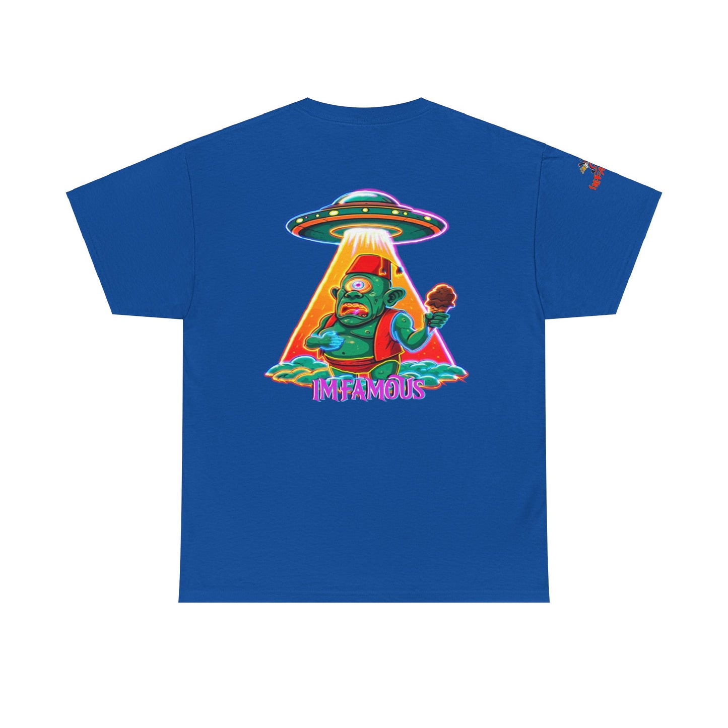 Camiseta gráfica con diseño de cíclope comiendo helado y extraterrestres