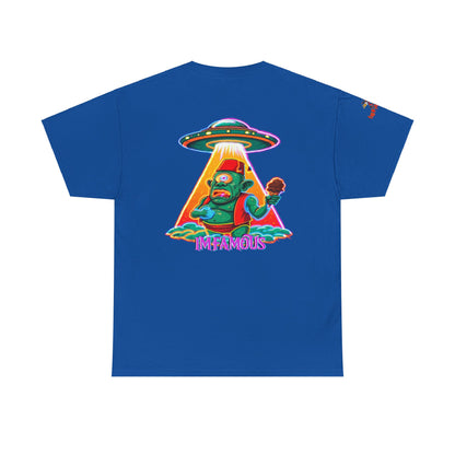 Camiseta gráfica con diseño de cíclope comiendo helado y extraterrestres
