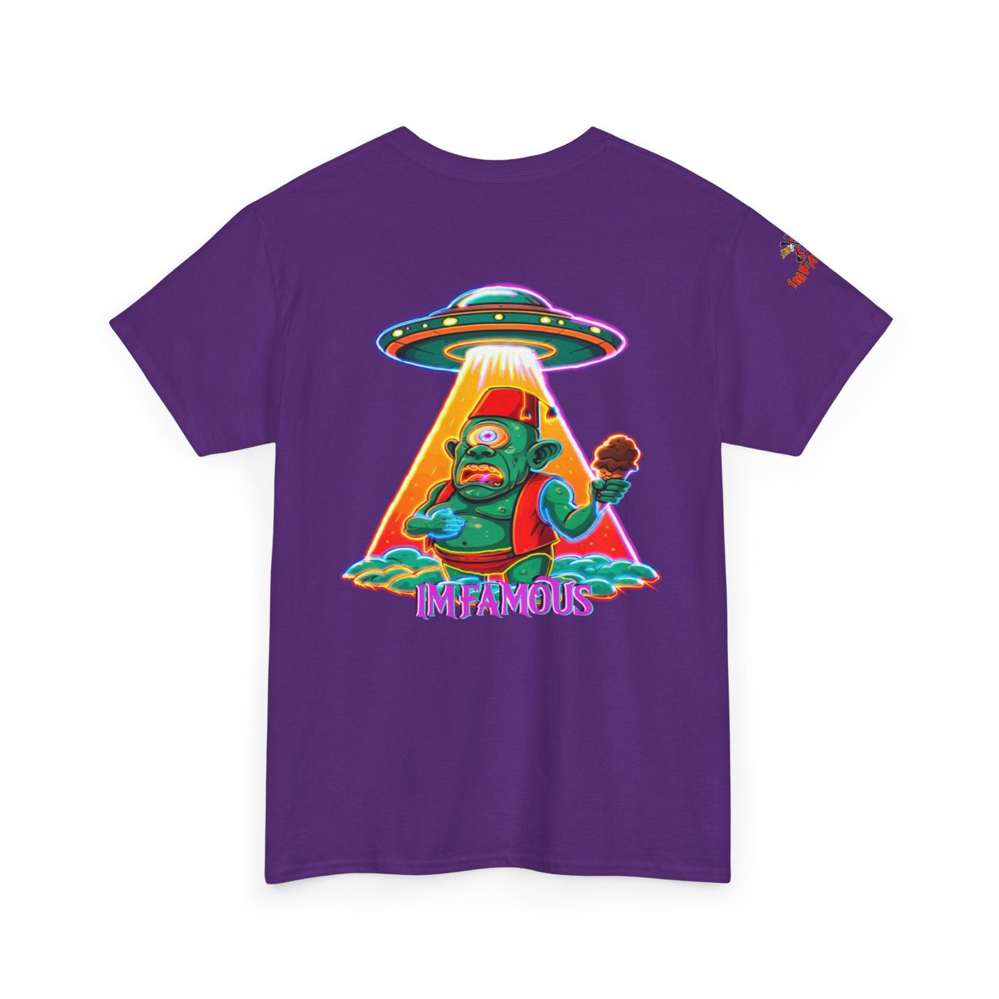Camiseta gráfica con diseño de cíclope comiendo helado y extraterrestres