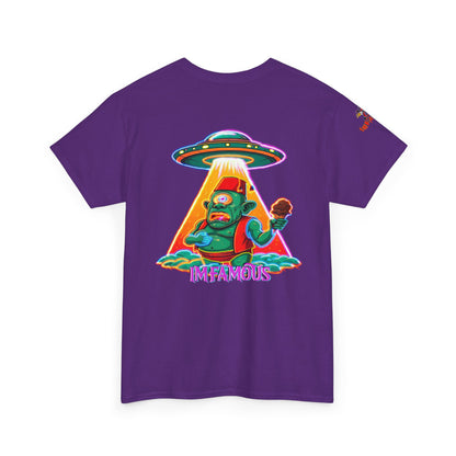 Camiseta gráfica con diseño de cíclope comiendo helado y extraterrestres
