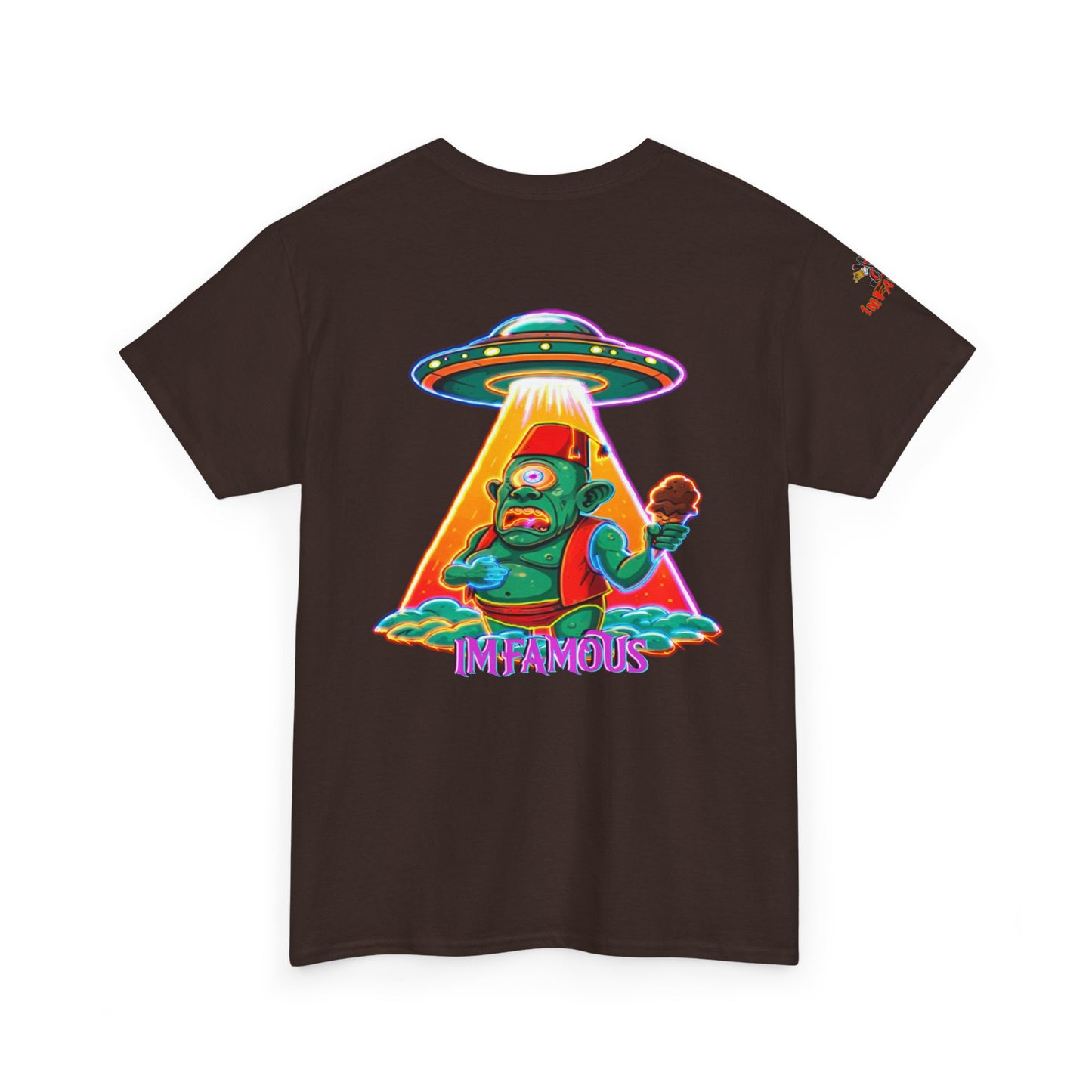 Camiseta gráfica con diseño de cíclope comiendo helado y extraterrestres