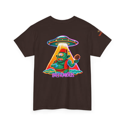 Camiseta gráfica con diseño de cíclope comiendo helado y extraterrestres