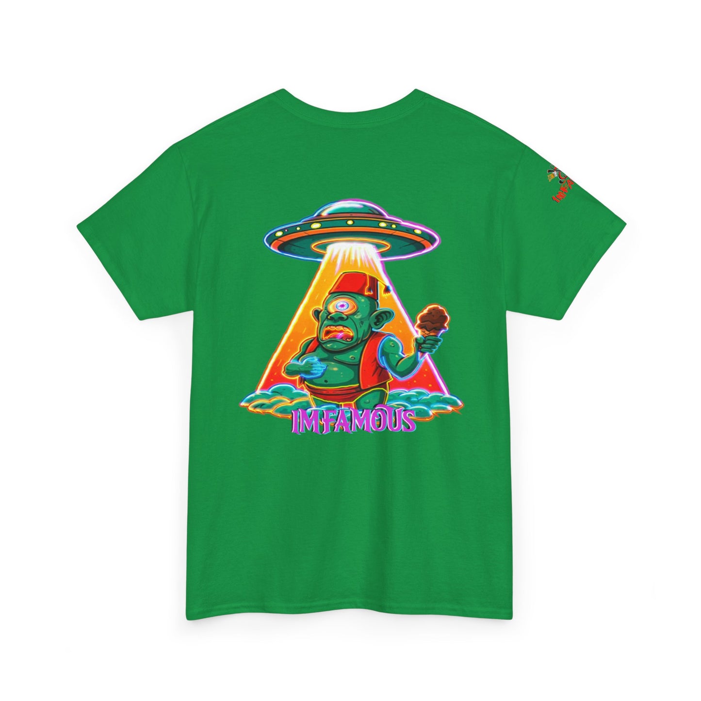 Camiseta gráfica con diseño de cíclope comiendo helado y extraterrestres