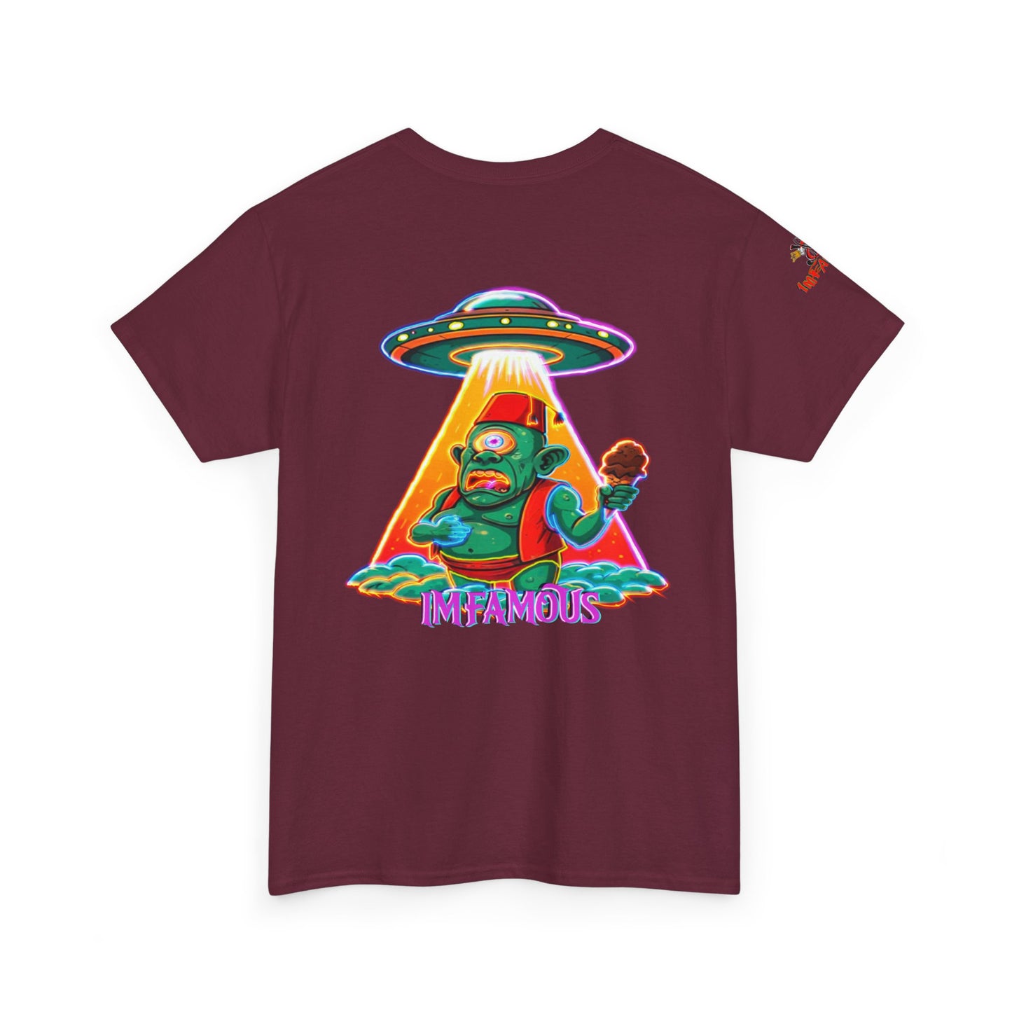 Camiseta gráfica con diseño de cíclope comiendo helado y extraterrestres