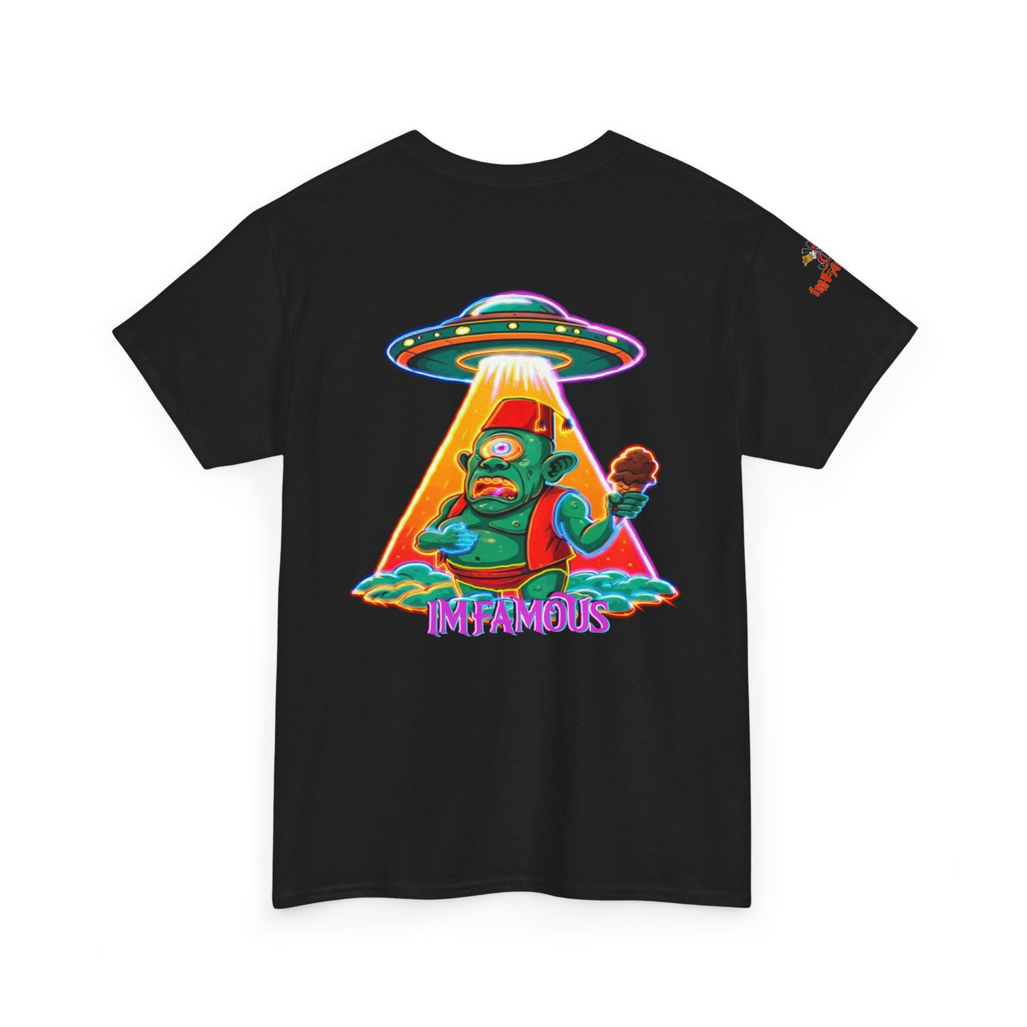 Camiseta gráfica con diseño de cíclope comiendo helado y extraterrestres