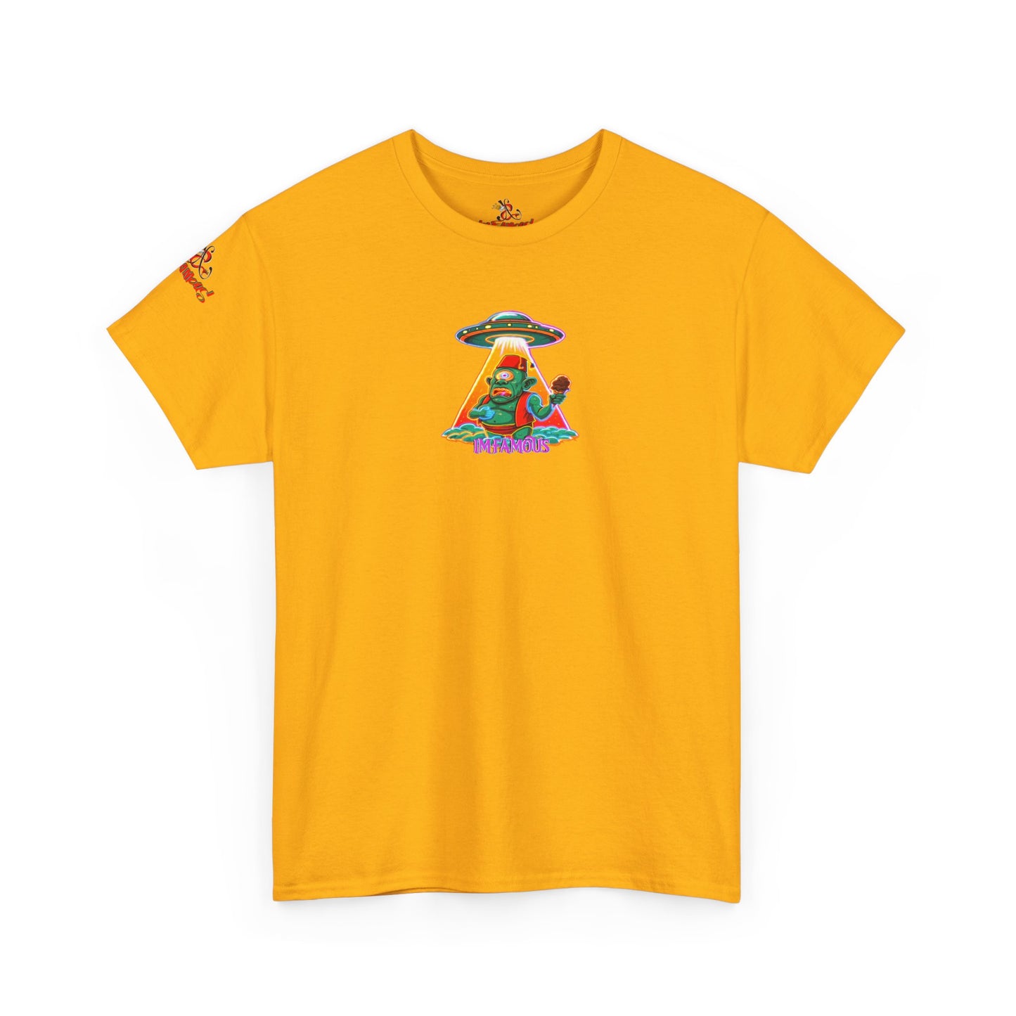 Camiseta gráfica con diseño de cíclope comiendo helado y extraterrestres